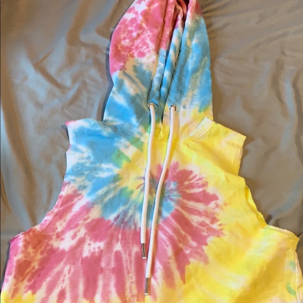 Sleeveless tie dye crop top